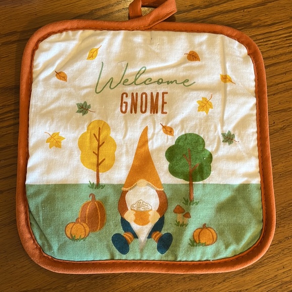 Autumn Gnome, set of Oven Mitt, Pot holder, and 2 Microfiber Dishcloths. - Picture 4 of 6